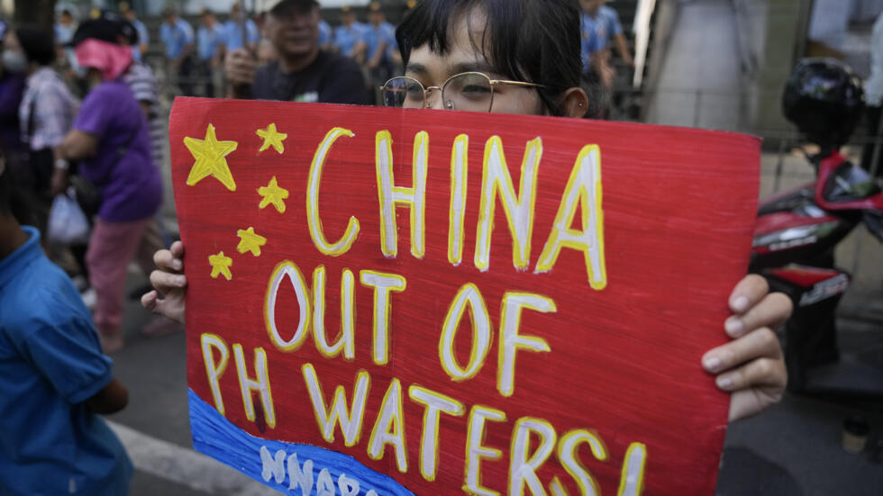 2月6日，抗议者在中国驻菲律宾马卡蒂领事馆外举行集会期间高举口号。抗议者呼吁中国政府停止在有争议的南中国海“骚扰菲律宾船只和渔民”的行为。