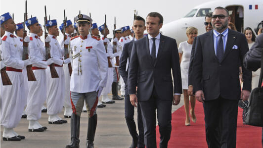 Regele Mohammed al VI-lea al Marocului îl întâmpină pe președintele francez Emmanuel Macron și trece în revistă garda de onoare la sosirea acestuia la aeroportul din Rabat, Maroc, 14 iunie 2017.



