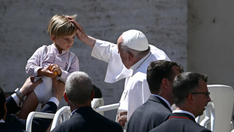 El papa Francisco bendice a un niño durante la audiencia general semanal en la plaza de San Pedro del Vaticano, el 22 de mayo de 2024