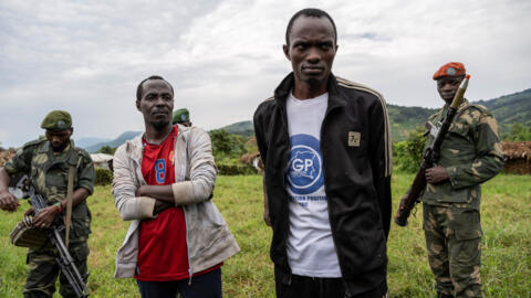 Dos presuntos espías rebeldes del M23, capturados por el VDP (Voluntarios para la Defensa de la Patria) de Wazalendo en la ciudad de Goma, se encuentran en uno de los campamentos de Wazalendo en Sake, República Democrática del Congo, el 6 de febrero de 2024.