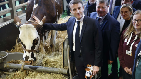 Emmanuel Macron, le président de la République, a inauguré le 24 février 2024 le 60e Salon International de l'Agriculture à la porte de Versailles avec plusieurs heures de retard à cause des manifestations d'agriculteurs.