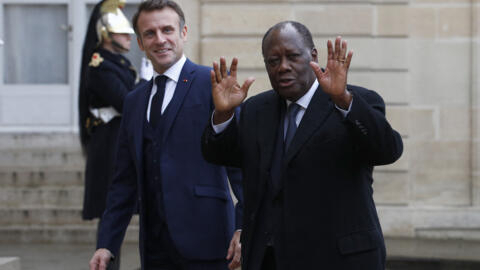 Shugaban Faransa, Emmanuel Macron kenan, lokacin da yake karbar bakuncin takwaransa na Côte d'Ivoire, Alassane Ouattara a birnin Paris.