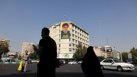 Un retrato del exlíder del movimiento libanés Hezbolá, Hasán Nasralá, cuelga de un edificio en Teherán, capital de Irán, el 7 de octubre de 2024.