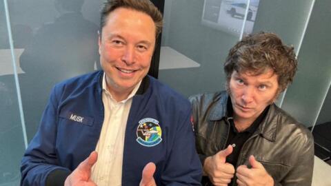 Le patron de Tesla Elon Musk et le président argentin Javier Milei dans l'usine de Tesla à Austin au Texas, le 12 avril 2024.