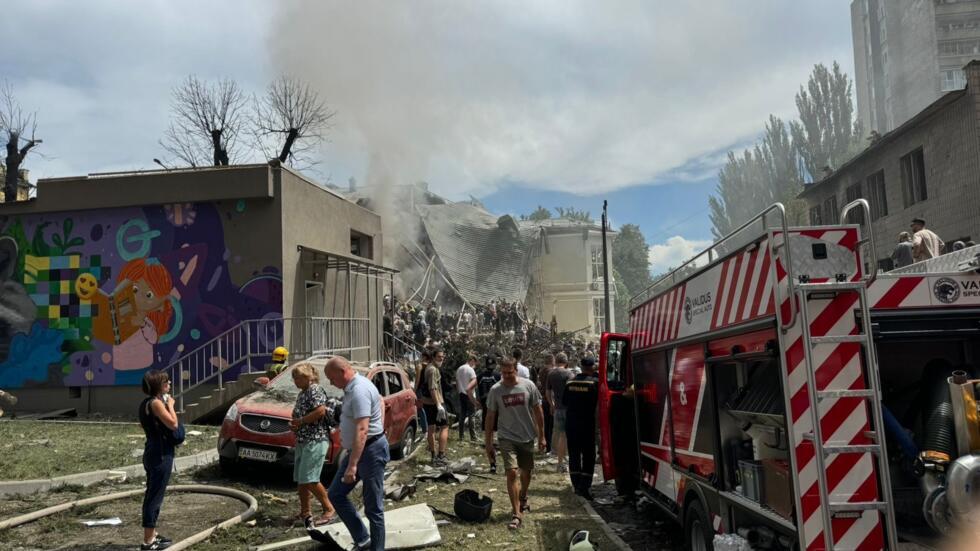 Equipes de resgate perto do hospital Okhmatdyt, em Kiev, após o bombardeio russo.