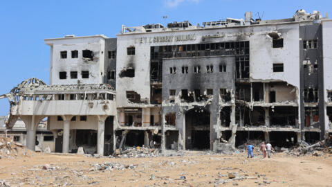 Palestinos protestam em frente ao hospital Al-Shifa devastado na Cidade de Gaza em 1º de setembro de 2024. Para as mulheres grávidas, a situação humanitária catastrófica está levando a abortos espontâneos e desnutrição, entre outros problemas.