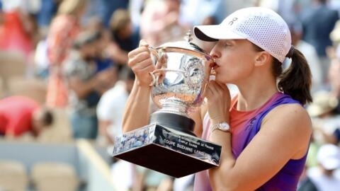 Top seed and defending champion Iga Swiatek beat the 12tyh seed Jamine Paolini to win the French Open women's singles trophy for the fourth time in five years.