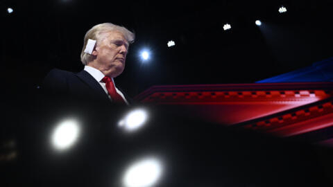 O antigo presidente americano e candidato republicano à eleição presidencial de 2024, Donald Trump, em palco no último dia da convenção nacional republicana de 2024, no Fiserv Forum em Milwaukee, Wisconsin, a 18 de Julho de 2024.
