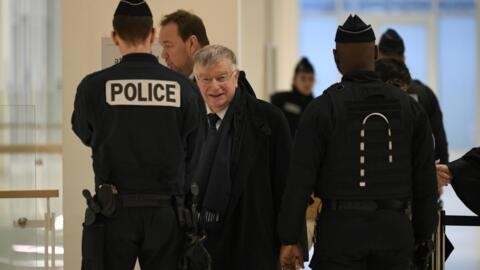 Former France Telecom CEO Didier Lombard (C) arrives at Paris Courthouse on December 20, 2019 for the ruling in France Telecom trial over series of suicides.