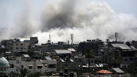 Fumo resultante de um ataque israelita a uma escola feminina em Deir Al-Balah, no centro de Gaza.