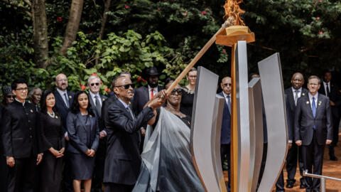 El presidente de Ruanda, Paul Kagame, y su esposa, Jeannette Kagame, encienden una llama conmemorativa rodeados de jefes de estado y otros dignatarios como parte de las conmemoraciones del 30.º aniversario del genocidio de Ruanda de 1994 en el Memorial del Genocidio de Kigali, el 7 de abril de 2024.