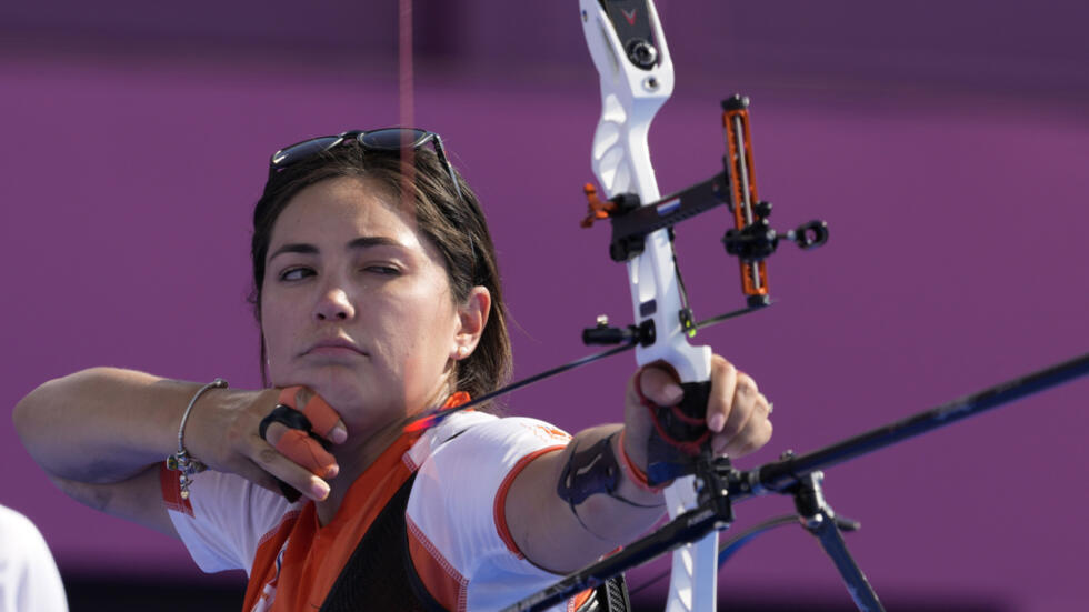 Gabriela Schloesser de Países Bajos suelta una flecha durante la competición por equipos mixtos en los Juegos Olímpicos de Verano 2020, el sábado 24 de julio de 2021, en Tokio, Japón.