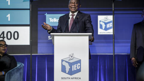 El presidente sudafricano y presidente del Congreso Nacional Africano (ANC), Cyril Ramaphosa, habla tras el anuncio oficial de los resultados de las elecciones generales sudafricanas en el Centro Nacional de Resultados de la Comisión Electoral Independiente (IEC) en el Centro de Convenciones Gallagher en Midrand el 2 de junio de 2024.