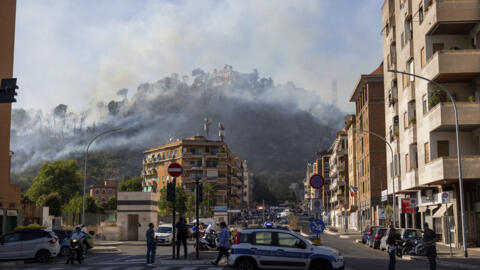 Fumaça tomou conta do Monte Mario, em Roma.