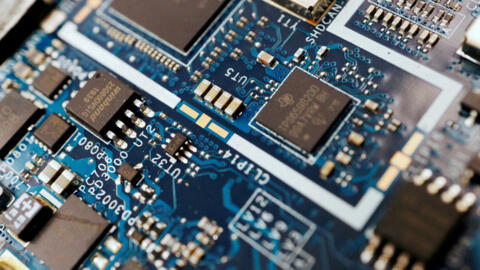 计算机电路板上的半导体芯片，摄于2022年2月25日。