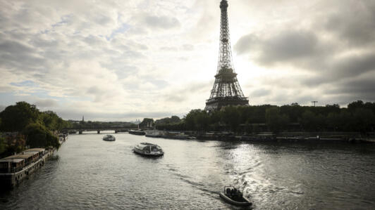 Barcos participaram dos ensaios para a cerimônia de abertura dos Jogos Olímpicos de Paris percorrendo o trajeto previsto para o evento no rio Sena.