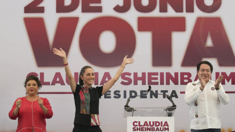 Claudia Sheinbaum (centro), do partido Morena, é a candidata favorita a vencer a disputa pela presidência mexicana no próximo domingo, 2 de junho.