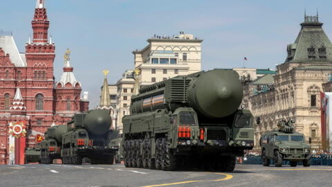 Des véhicules militaires russes, dont des systèmes de missiles balistiques intercontinentaux Yars, sur la place Rouge lors d'une répétition du défilé militaire marquant l'anniversaire de la victoire s