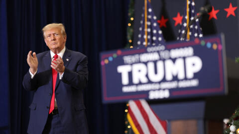 Donald Trump, aplaude mientras concluye un evento de campaña el 19 de diciembre de 2023