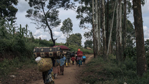 Raia wakimbia mapigano karibu na Birundule, kilomita 10 kusini mwa Kanyabayonga, mkoani Kivu Kaskazini, mashariki mwa DRC, Mei 14, 2024.