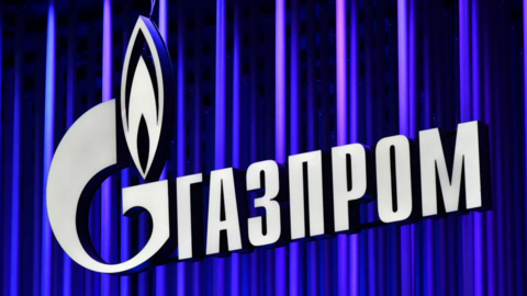 El logotipo de Gazprom aparece en el Foro Económico Internacional de San Petersburgo (Rusia), el 15 de junio de 2022. 