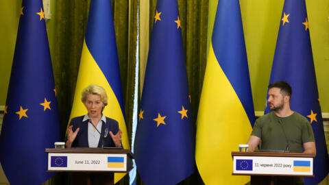 A presidente da Comissão Europeia, Ursula von der Leyen, ao lado do presidente ucraniano, Volodymyr Zelensky, em Kiev, em 11 de junho de 2022.