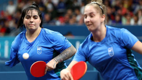 Bruna Alexandre e Danielle Rauen (dir.) durante partida contra as australianas Li Na Lei e Qian Yang.