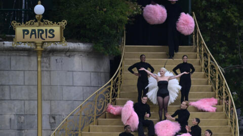 La chanteuse américaine Lady Gaga, lors de son show à la cérémonie d'ouverture des Jeux olympiques de Paris, le 26 juillet 2024, a rendu hommage à l'héritage du cabaret.