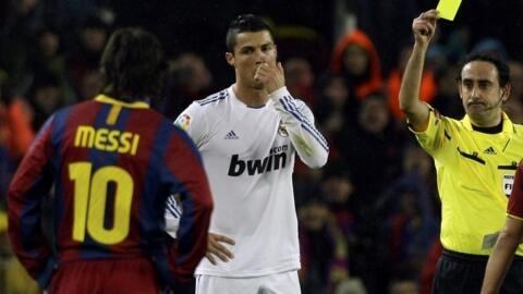 Lionel Messi dan wasan Barcelona da Cristiano Ronaldo lokacin da alkalin wasa ke nuna yalon kati ga Ronaldo a Wasan Classico tsakanin Real Madrid da Barcelona