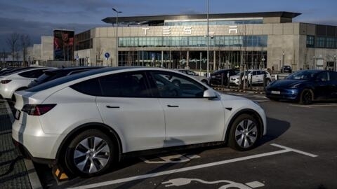 Vue de l'entrée de l'usine Tesla à Gruenheide, près de Berlin en Allemagne, le 5 mars 2024.