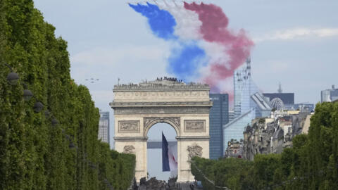 Cerimônia de homenagem aos atletas, organizadores e voluntários dos Jogos Olímpicos de Paris ocorrerá na avenida Champs Elysées e no Arco do Triunfo. (Foto ilustrativa: celebração da Queda da Bastilha, em 14 de julho de 2023)