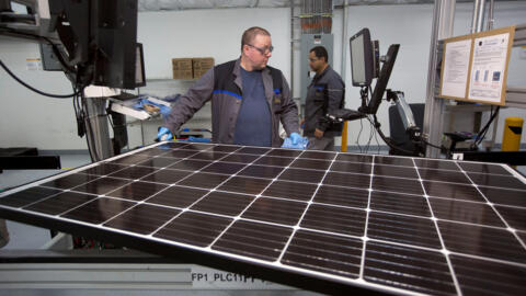 美国俄勒冈州的一间太阳能电池板工厂车间。
