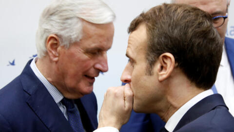 O primeiro-ministro francês Michel Barnier (esquerda), quando era negociador da União Europeia para o Brexit, com o presidente francês Emmanuel Macron, em 23 de fevereiro de 2019, em Paris.