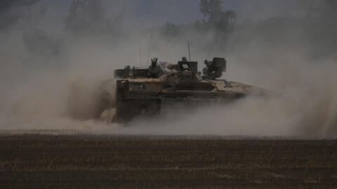 2024年5月24日星期五，从以色列南部看到一辆以色列坦克在加沙地带附近行驶。(美联社照片/Tsafrir Abayov）。