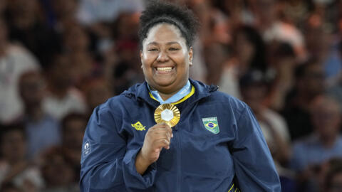 Judoca Beatriz Souza celebra primeira medalha de ouro para o Brasil.