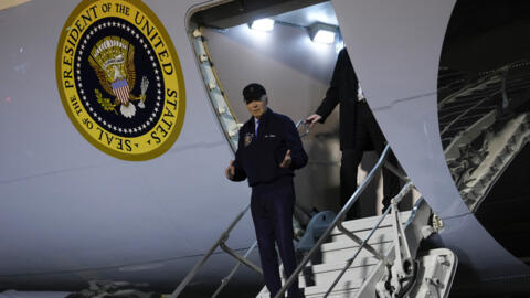 O Presidente americano, Joe Biden, saindo do avião Air Force One, no Delaware, onde foi se isolar depois de testar positivo à covid-19,  neste dia 17 de Julho de 2024.