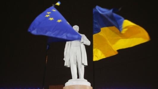 Прапори ЄС та України біля пам'ятника Тарасу Шевченку. Грудень, 2023