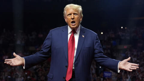 O candidato republicano à presidência dos EUA, Donald Trump, em um comício na Desert Diamond Arena, em Glendale, Arizona. 23/08/2024 