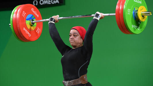 L'Égyptienne Sara Ahmed participe à la compétition d'haltérophilie féminine de 69 kg aux Jeux olympiques de 2016 à Rio de Janeiro, le 10 août 2016.