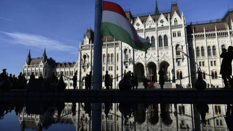 Прапор Угорщини на будівлі парламенту, Будапешт