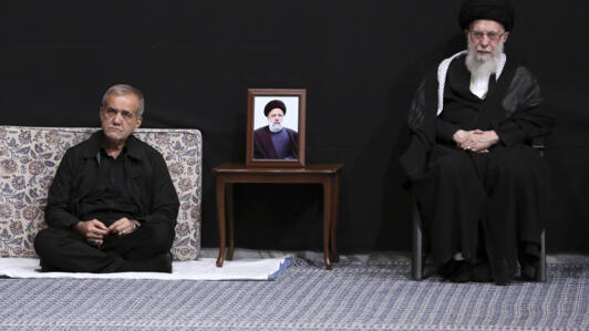این تصویر منتشر شده توسط دفتر علی خامنه‌ای، مسعود پزشکیان را در کنار رهبر جمهوری اسلامی نشان می‌دهد. عکسی از ابراهیم رئیسی، رئیس جمهور پیشین ایران هم در میان آن‌ها قرار گرفته است. 