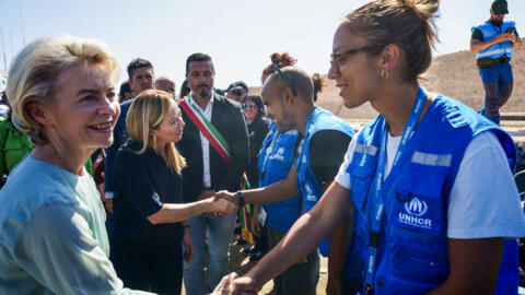 A presidente da Comissão Europeia, Ursula von der Leyen, apresentou neste domingo (17), na pequena ilha italiana de Lampedusa, um plano de emergência para ajudar Roma a gerir os fluxos migratórios. Lampedusa, 17 de setembro de 2023.