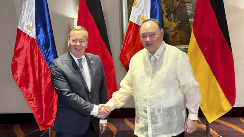 Bộ trưởng Quốc Phòng Đức Boris Pistorius (T) và đồng nhiệm Philippines Gilberto Teodoro, Jr. tại Manila, Philippines, ngày 04/08/2024.