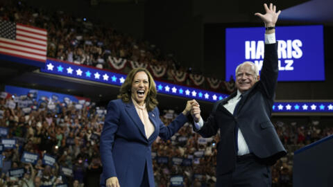 A candidata democrata à presidência Kamala Harris, acompanhada à esquerda por seu companheiro de chapa, o governador de Minnesota Tim Walz, aparece em um evento de campanha na Filadélfia, em 6 de agosto de 2024.