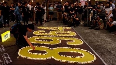 2023年6月4日，一名参与者在台北自由广场点燃蜡烛纪念六四。
