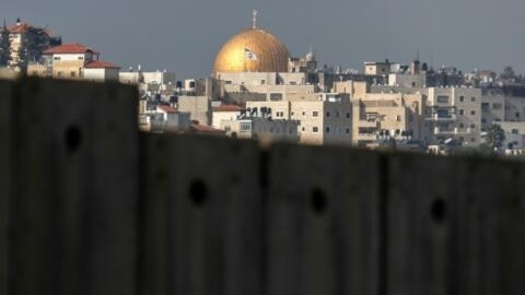 阿克萨清真寺Jerusalem's iconic Dome of the Rock can be seen from Abu Dis -- but Israel's controversial barrier is in the way