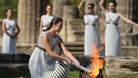 2021年10月，在希腊西南部古奥运会发源地古奥林匹亚遗址举行的奥运圣火点燃仪式上，饰演女大祭司的希腊女演员点燃了火炬。