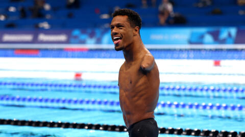 Gabrielzinho celebra segunda medalha de ouro nos Jogos Paralímpicos de Paris.