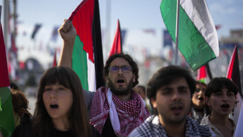 Manifestantes ondean banderas palestinas y corean consignas durante una manifestación propalestina en Estambul, Turquía, el sábado 5 de octubre de 2024.