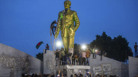 Bangladesh ProtestsProtesters try to demolish a large statue of Sheikh Mujibur Rahman, father of Bangladesh leader Sheikh Hasina, after she resigned as Prime Minister, in Dhaka, Bangladesh, Monday,